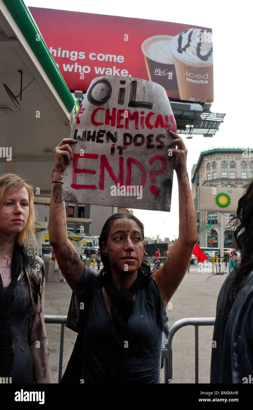 New York City, NY imbevuti di olio i manifestanti al di fuori di un BP gas station protesta Gulf Coast fuoriuscite di olio. ©Stacy Rosenstock Walsh/Alamy Foto Stock