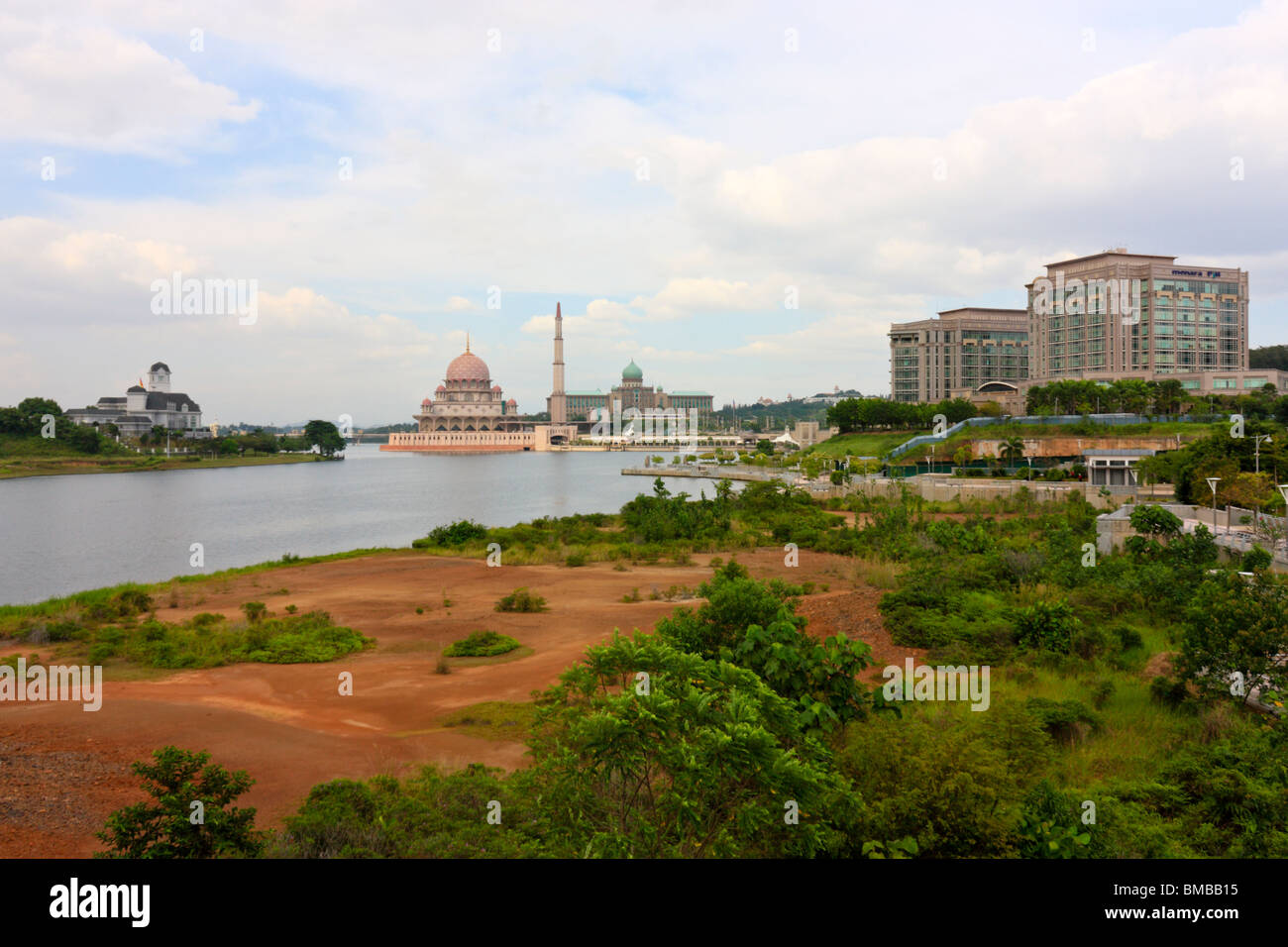 Putrajaya lago con Putra moschea e gli edifici governativi, Putrajaya, Malaysia Foto Stock