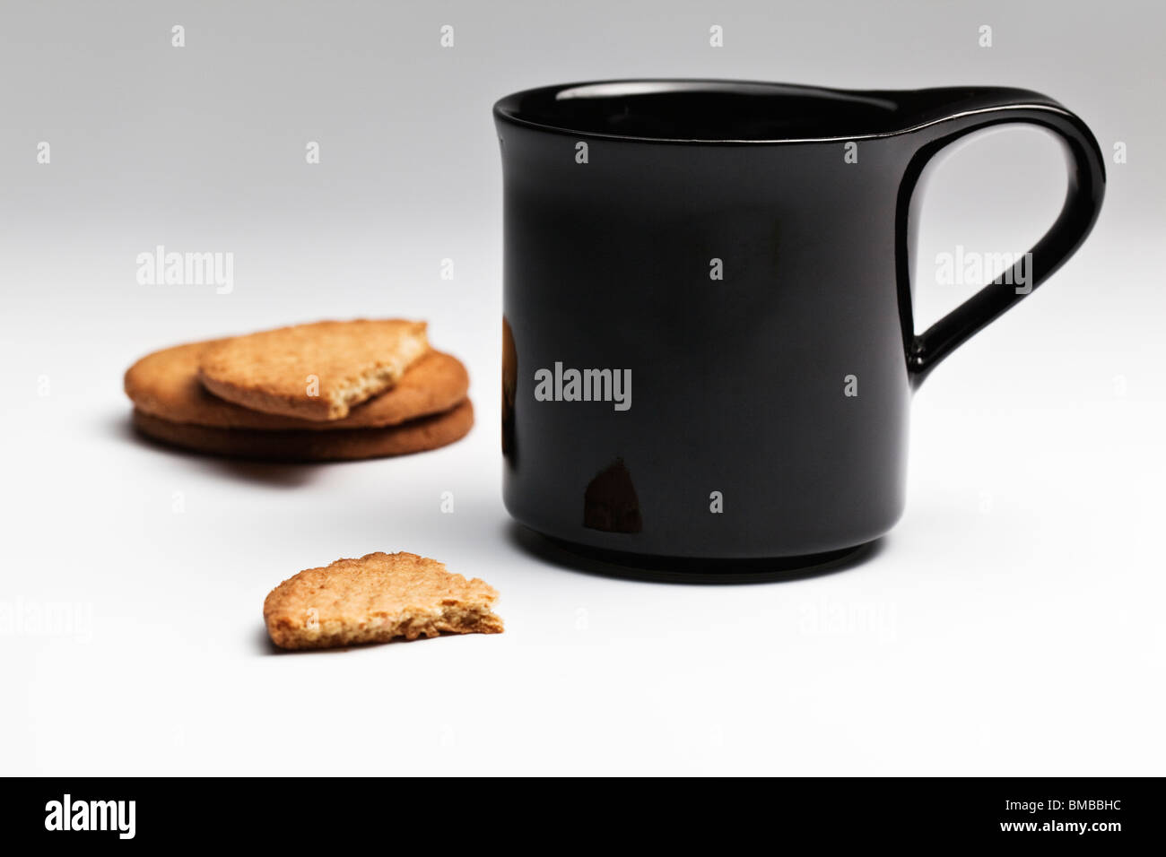 Singola nera Mug e biscotti Foto Stock
