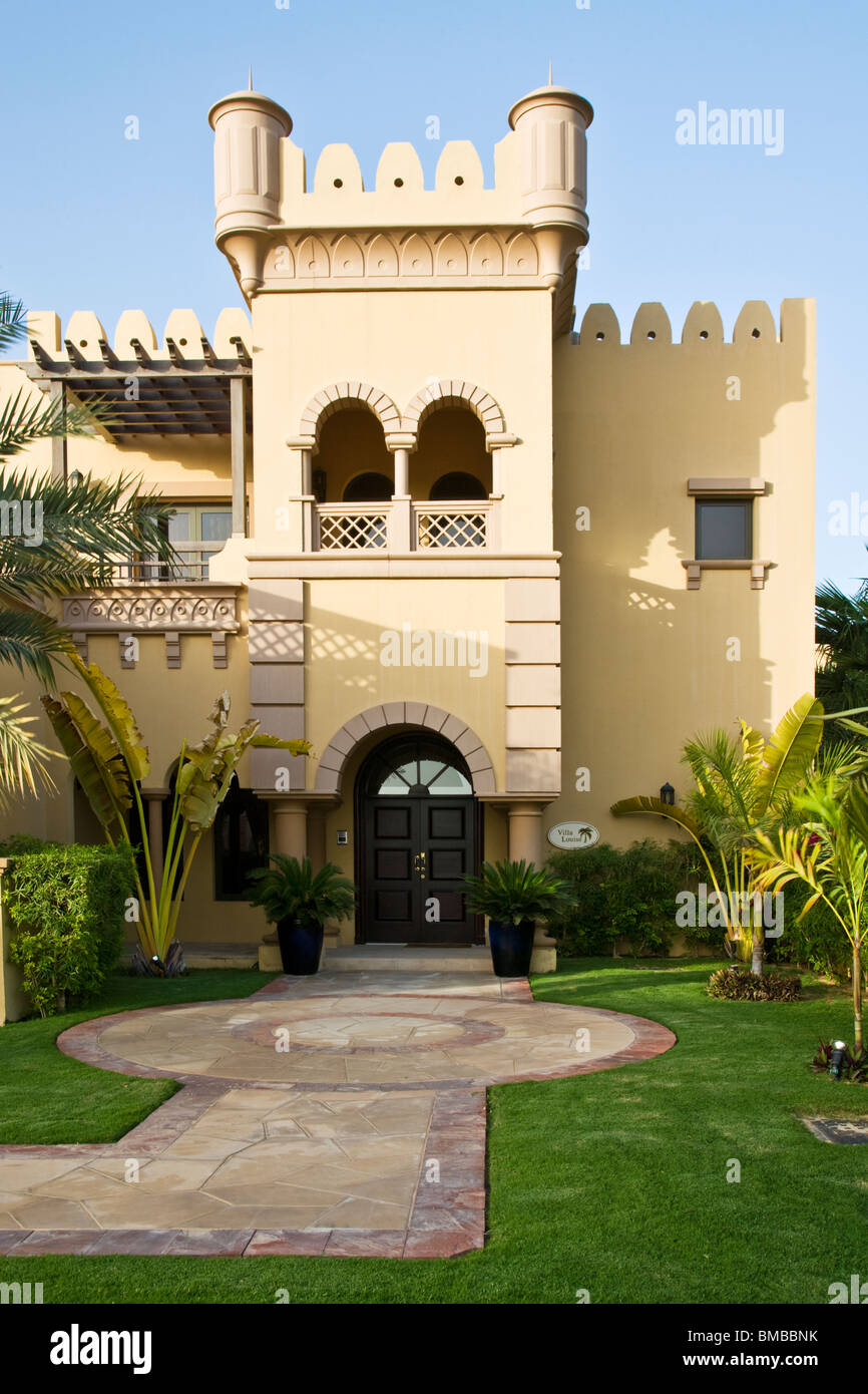 Un grand villa lungo una delle fronde sull'Isola di Palm Jumeirah a Dubai Foto Stock