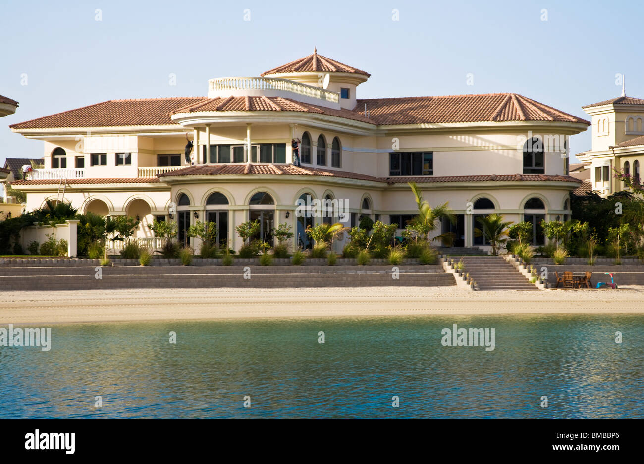 Un grand villa lungo una delle fronde sull'Isola di Palm Jumeirah a Dubai Foto Stock