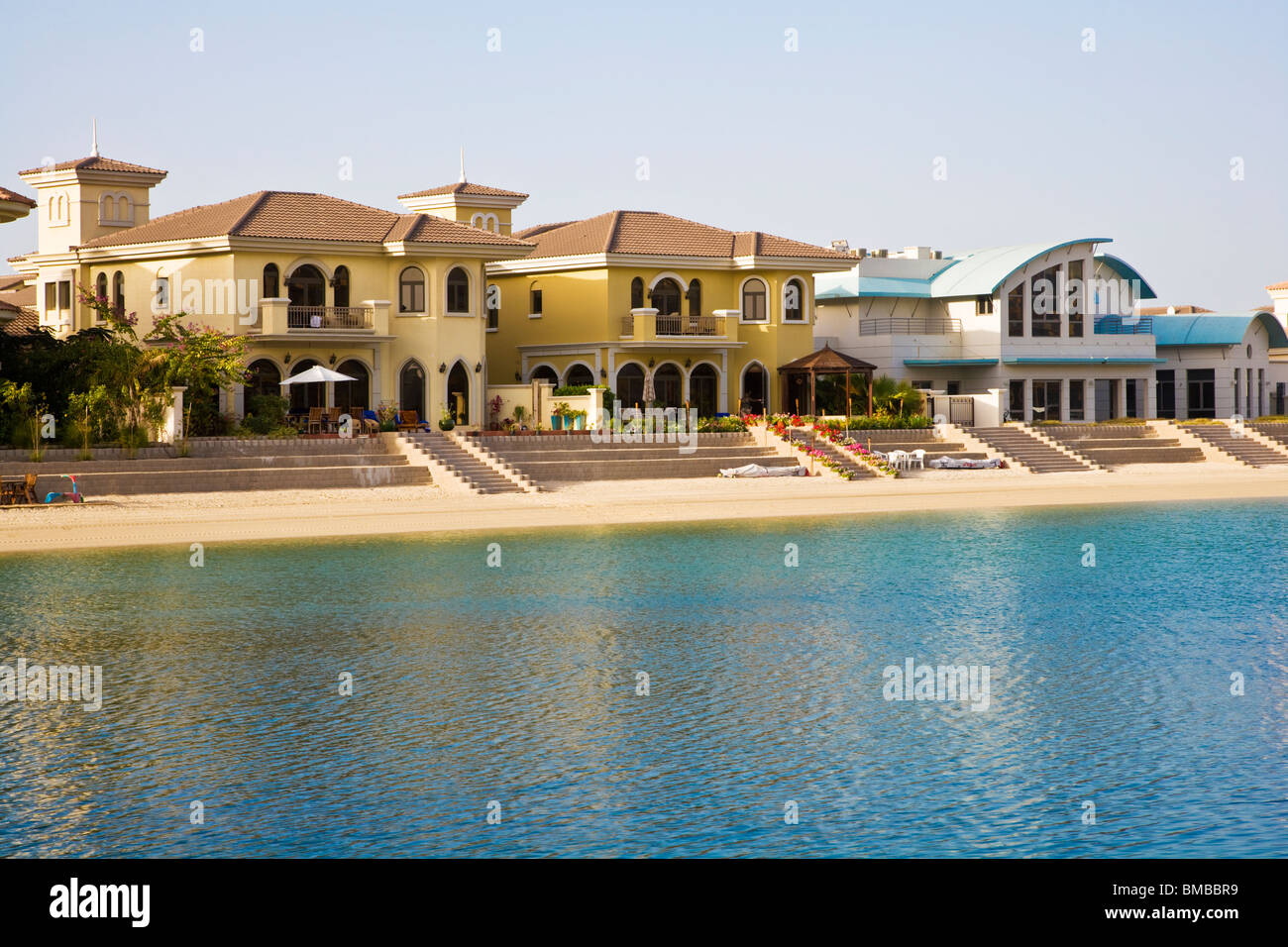 Grand Villas lungo una delle fronde sull'Isola di Palm Jumeirah a Dubai Foto Stock
