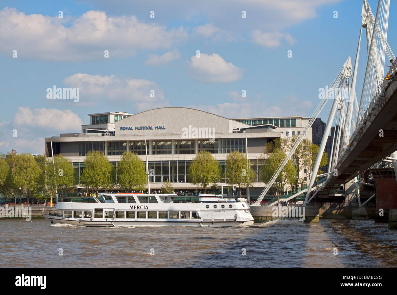 Il Royal Festival Hall e per il Golden Jubilee Bridge, il fiume Tamigi, Londra, Inghilterra Foto Stock