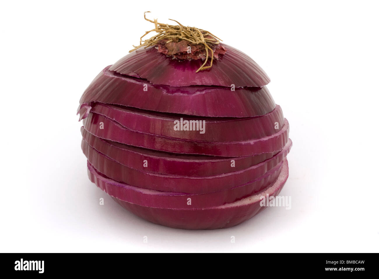 Cipolla rossa affettata su sfondo bianco Foto Stock