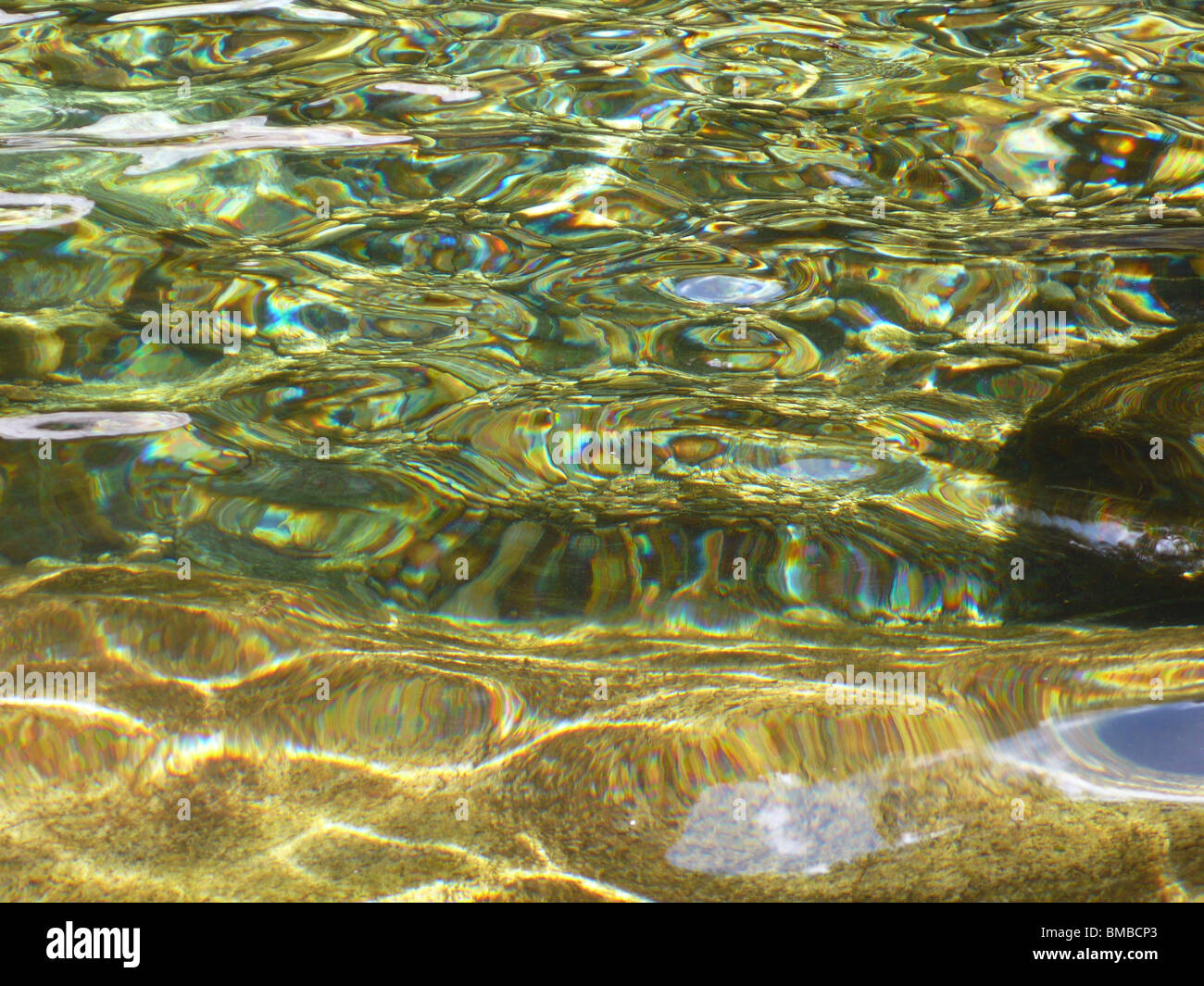 Sun su freddo gelido torrenti di montagna della Corsica Foto Stock
