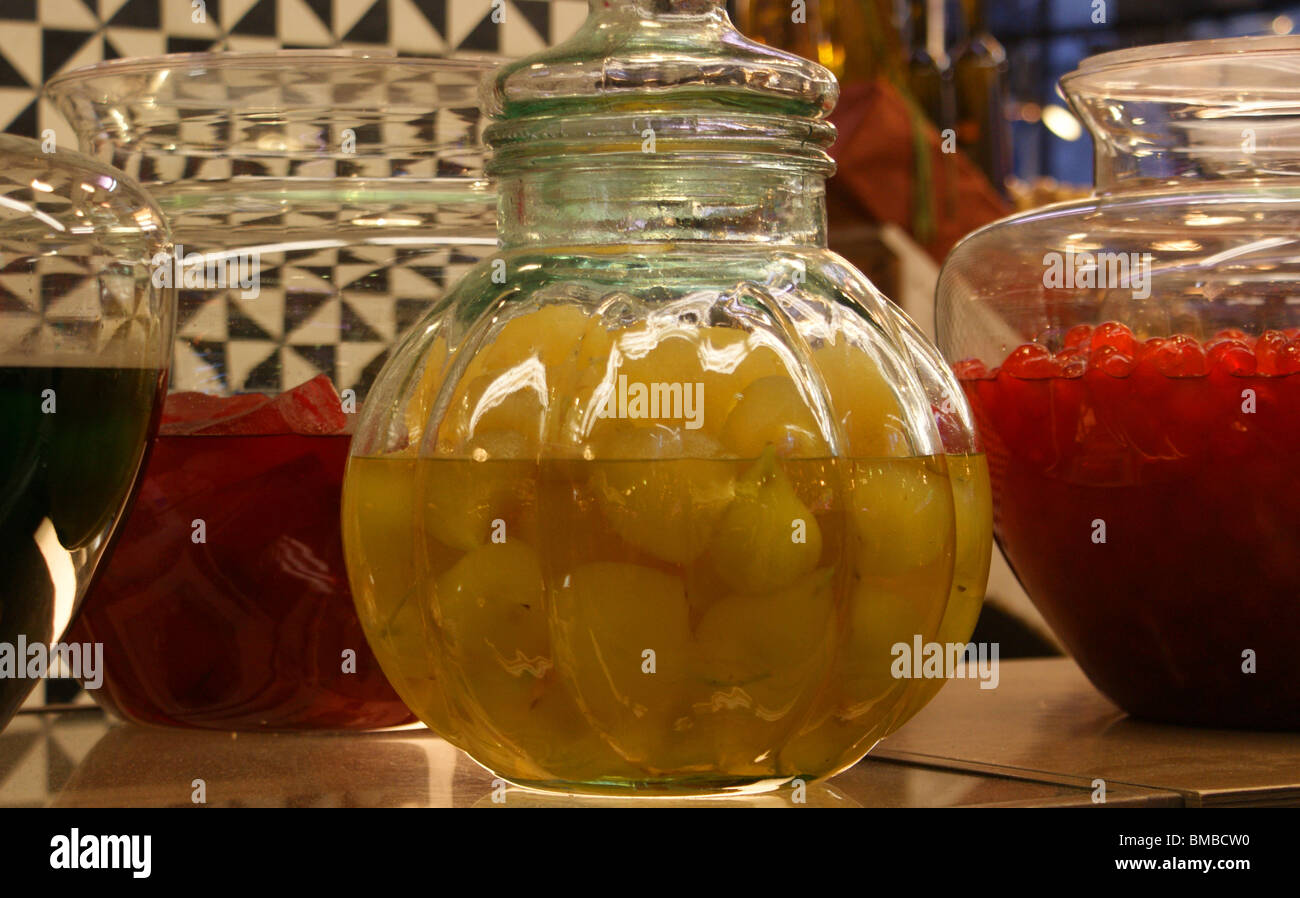 Conserve di frutta in un barattolo di vetro su di un mercato in stallo a Barcellona Foto Stock
