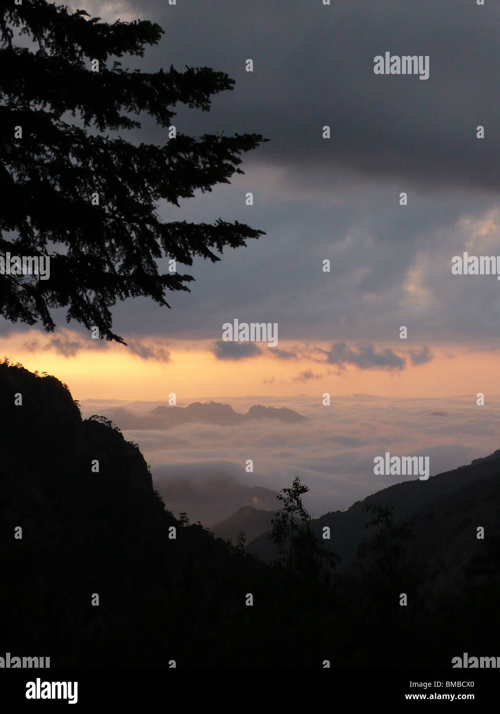 Il tramonto sopra le nuvole nelle montagne della Corsica Foto Stock