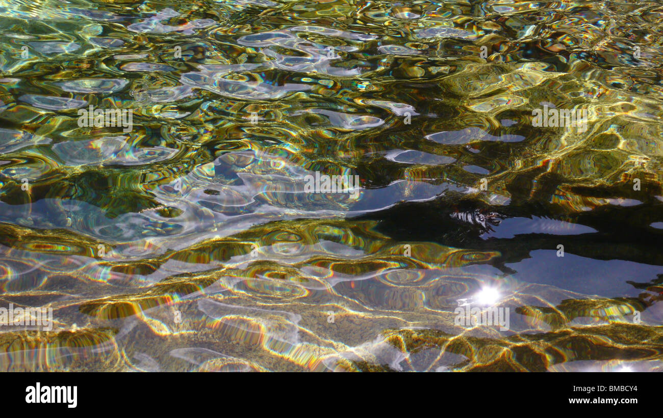 Sun su freddo gelido torrenti di montagna della Corsica Foto Stock