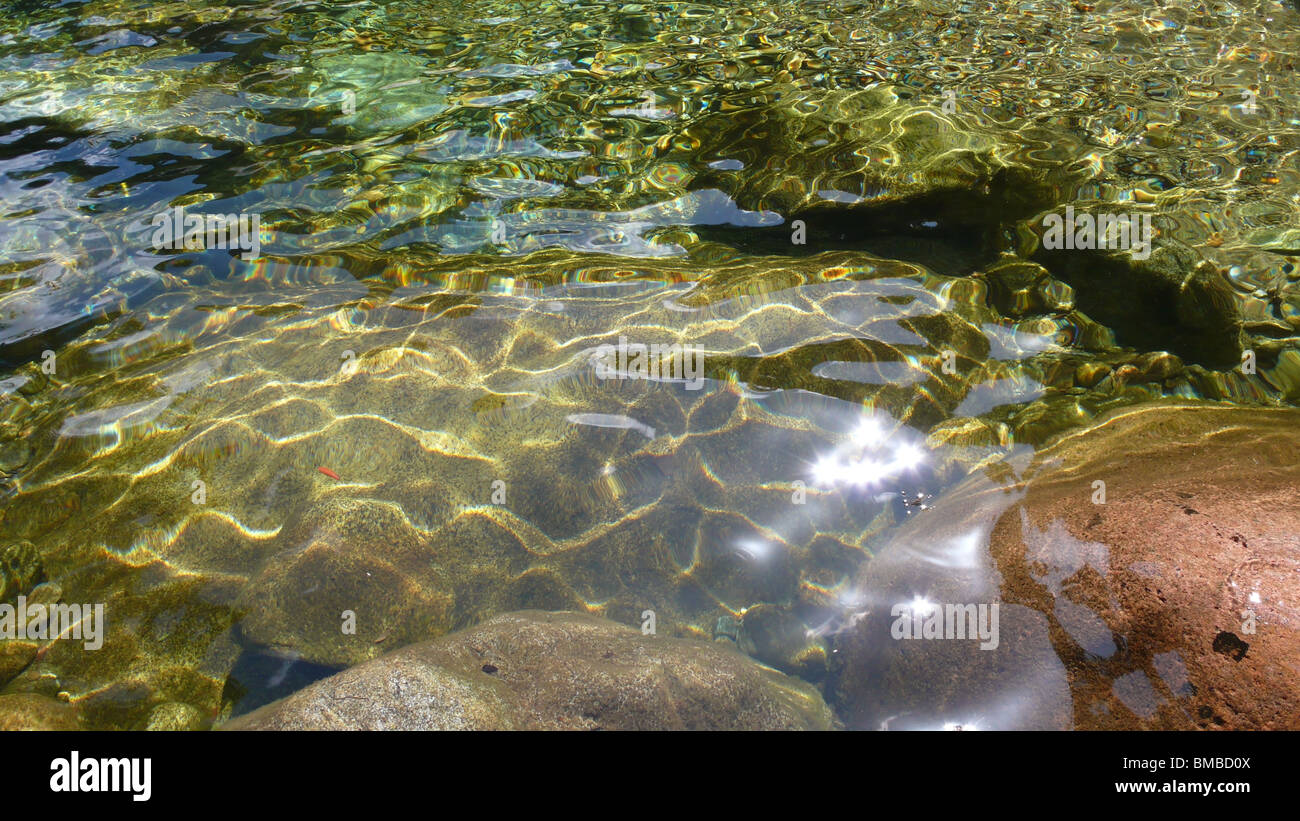 Sun su freddo gelido torrenti di montagna della Corsica Foto Stock