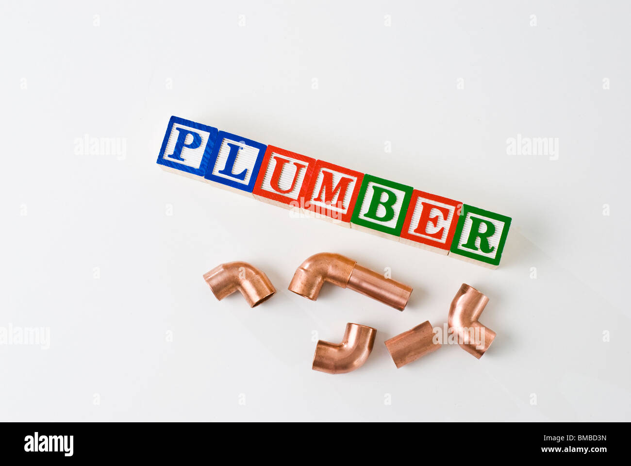 Colorata per bambini ortografia blocchi idraulico con raccordi in rame Foto Stock