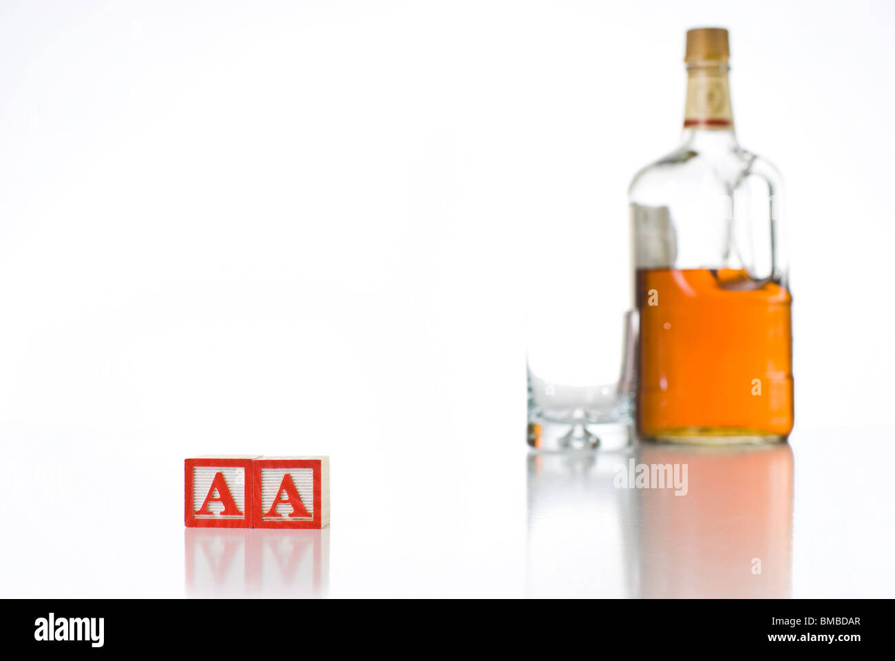 Colorata per bambini ortografia blocchi AA con una bottiglia di liquore e vetro Foto Stock