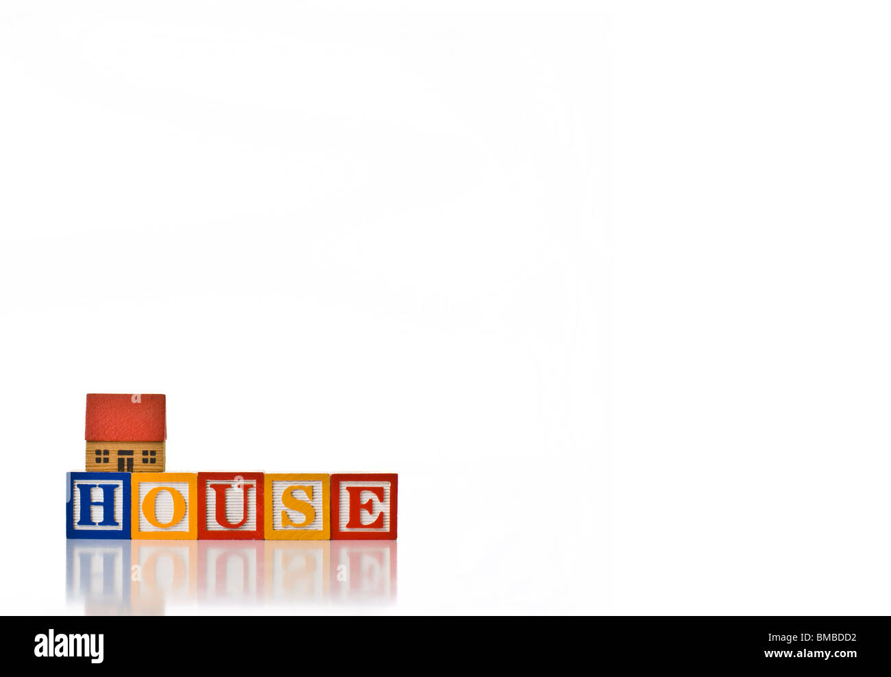 Colorata per bambini ortografia blocchi di casa con un giocattolo home Foto Stock