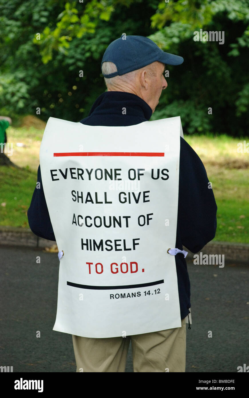 Uomo che indossa un pettorale con un versetto biblico/preventivo. Foto Stock