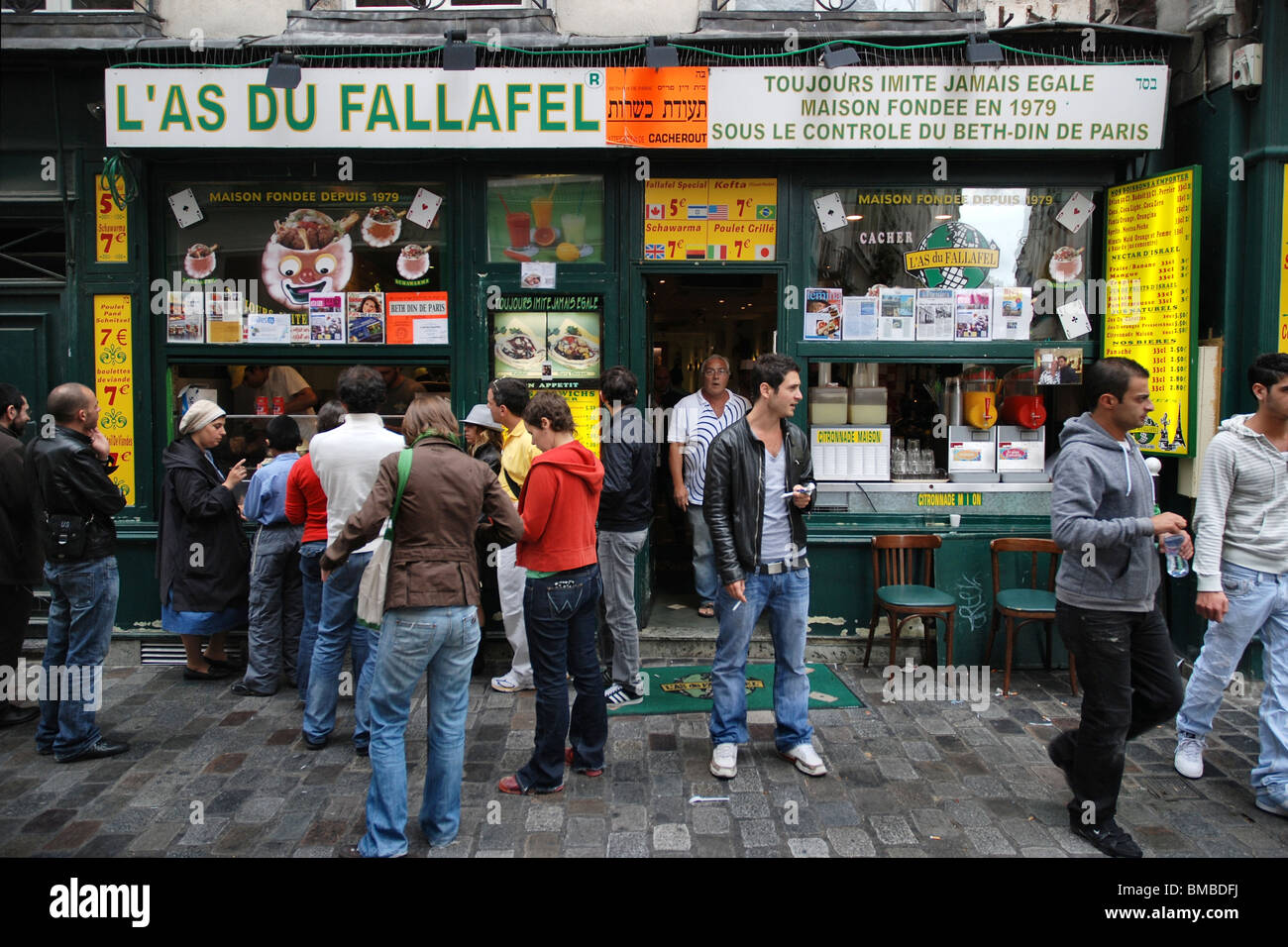 Falafel shop nel quartiere Marais di Parigi, Francia. Foto Stock