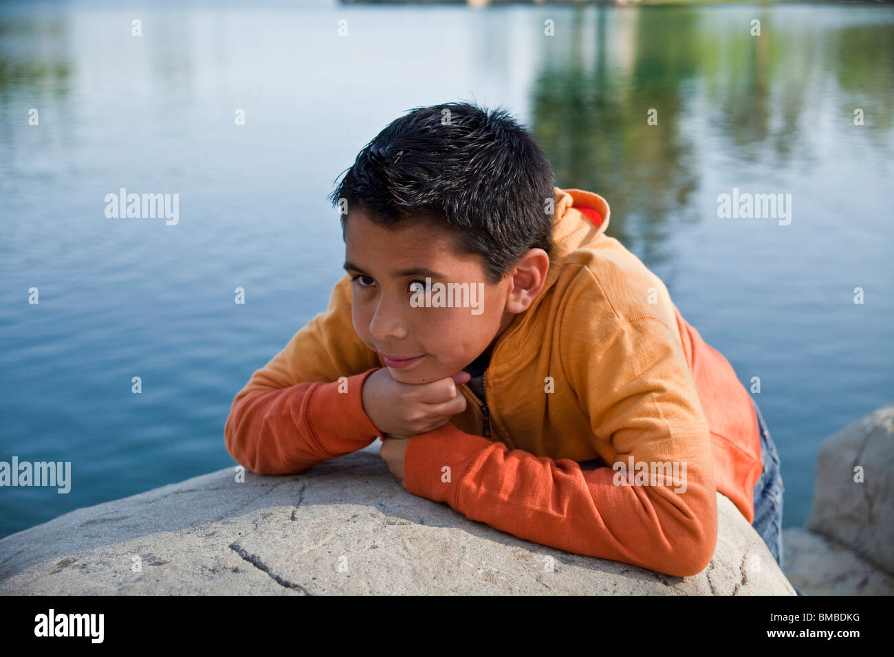 Anno 10-12 anni ispanico American boy fuori contemplando la vita riflessivo dreaming seduta signor © Myrleen Pearson Foto Stock