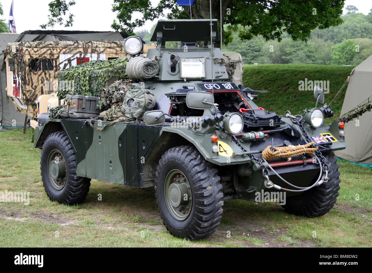 Centro storico di veicoli blindati in un camion e truppe indicano Foto Stock