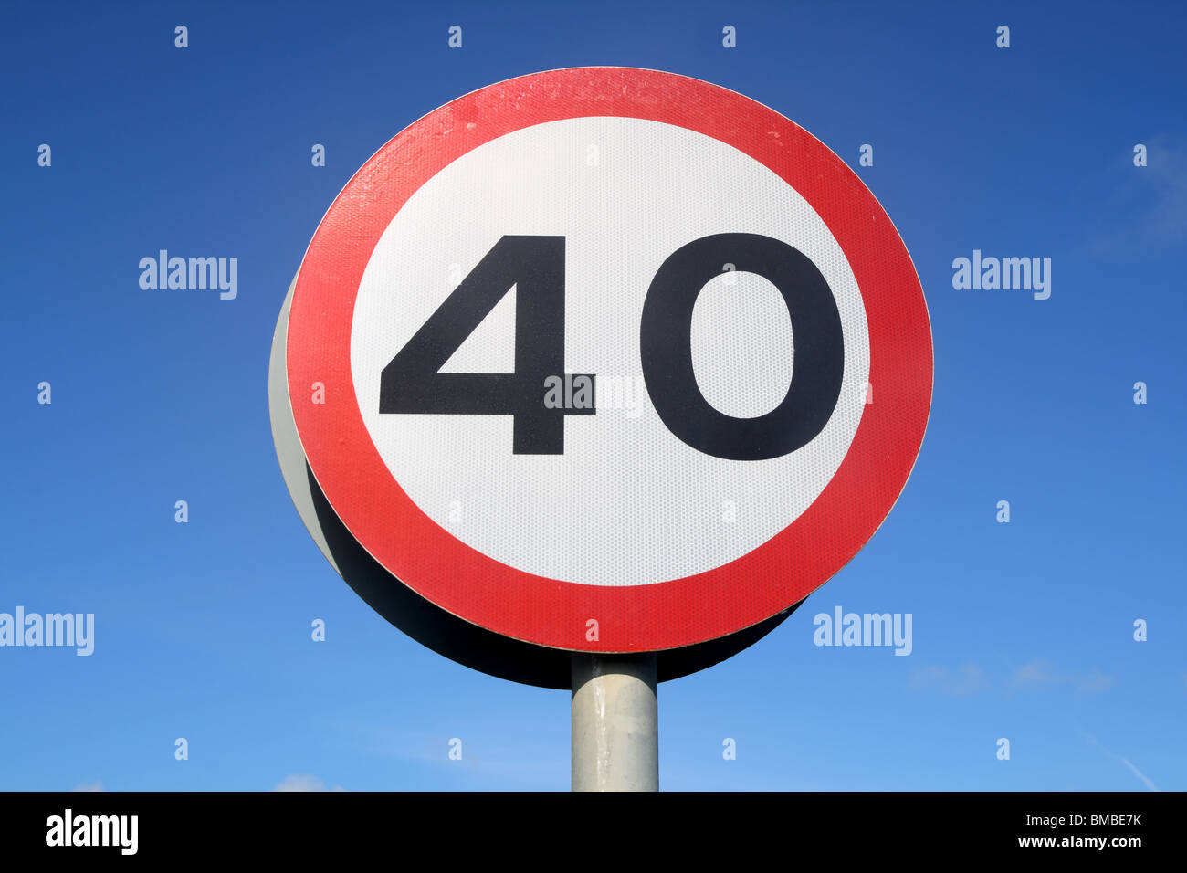 British 40 miglia all'ora segnale di limite di velocità. Foto Stock