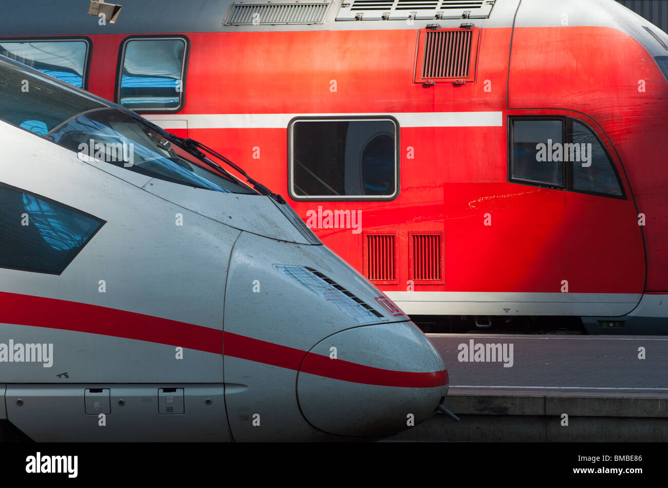 Treni di tedesco a Monaco di Baviera stazione ferroviaria. Germania. Foto Stock