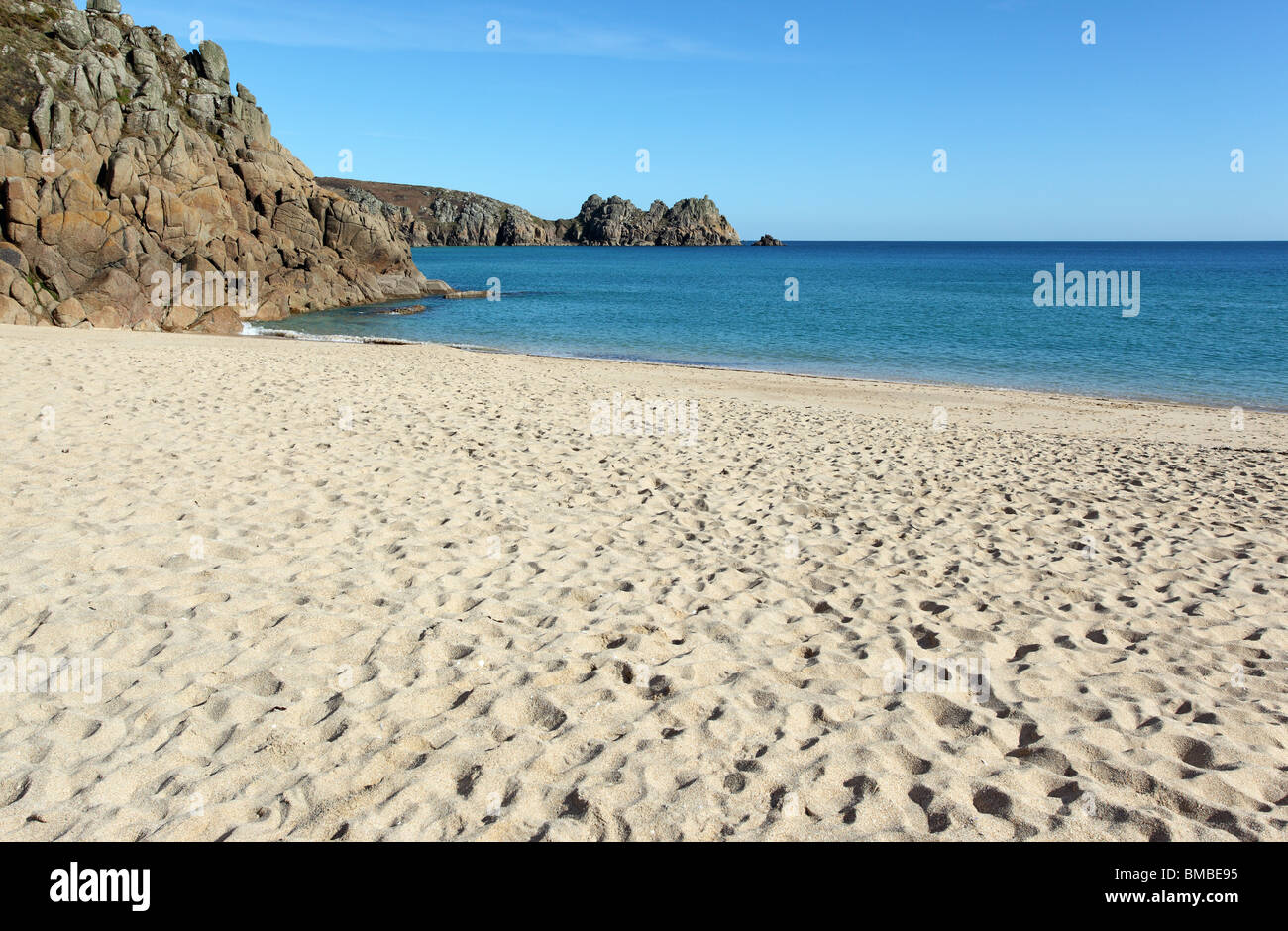 Porthcurno spiaggia di sabbia e roccia di Logan in Cornwall Regno Unito. Foto Stock