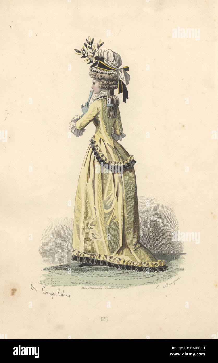 Donna in parrucca, cofano rifinito con fogliame, giallo camicia di seta e corrispondenza di gonna lunga. Foto Stock