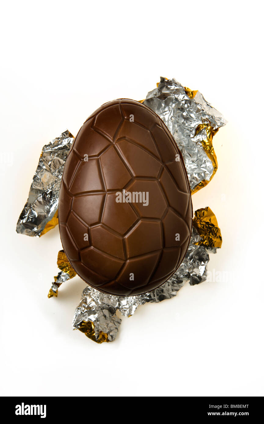 Unico cioccolato uovo di pasqua su sfondo bianco Foto Stock