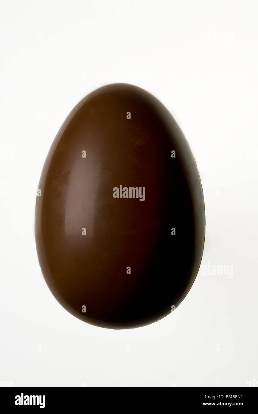 Unico cioccolato uovo di pasqua su sfondo bianco Foto Stock