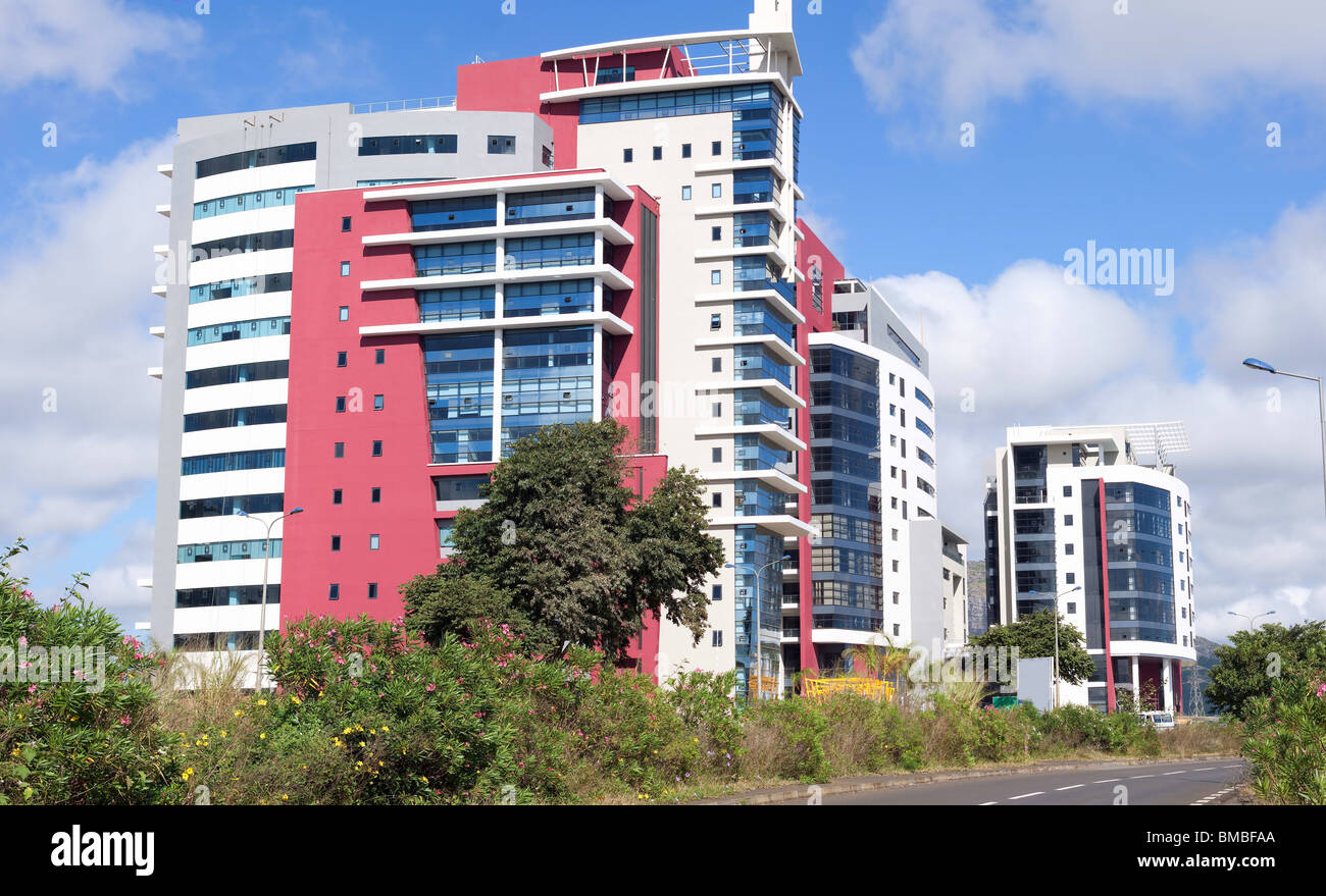 Privato edificio commerciale con bella blu cielo nuvoloso sfondo in Mauritius. Foto Stock