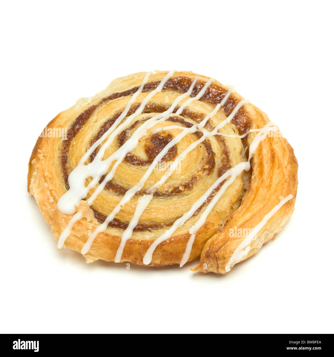 La cannella pasta danish swirl isolata contro uno sfondo bianco Foto Stock