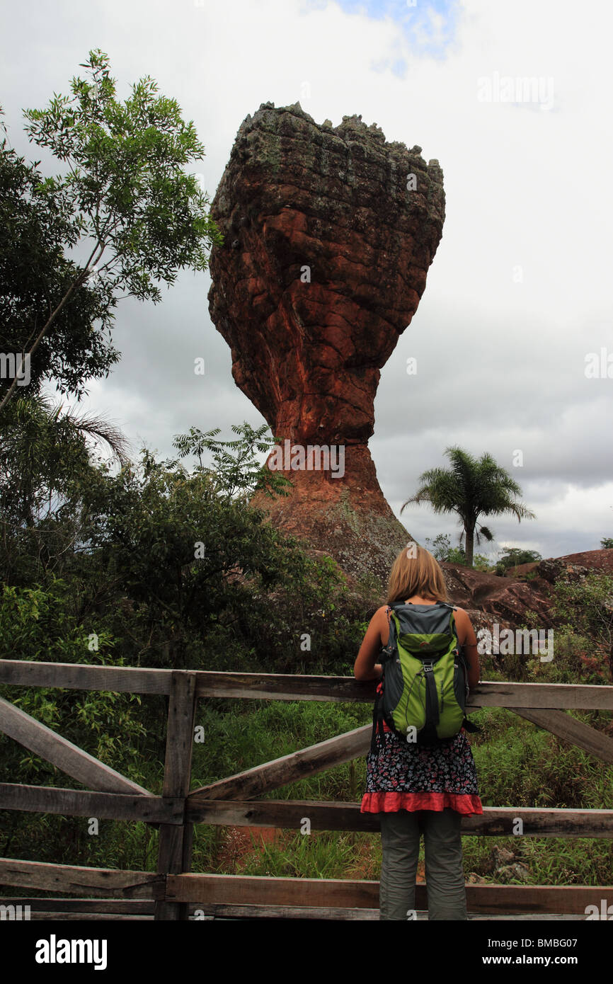 Per turisti in cerca di uno di roccia arenaria formazioni in La Vila Velha parco dello stato Foto Stock