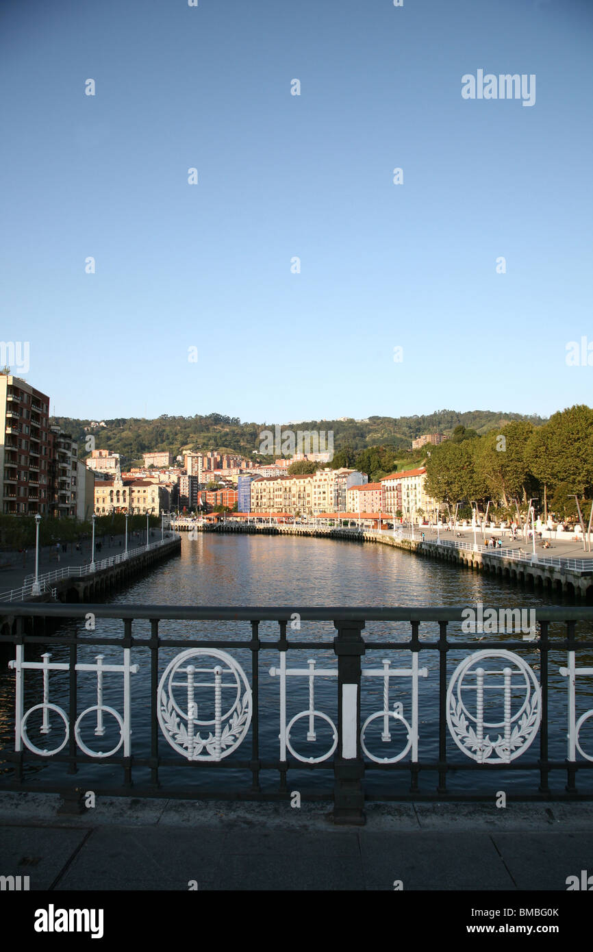 Ponte sul fiume Nervion di Bilbao e vista del fiume Campo Volantin marciapiede Foto Stock
