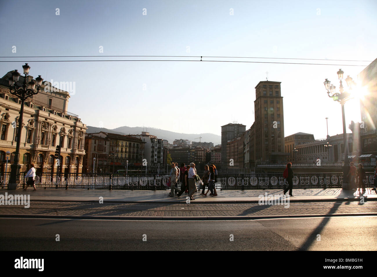 Ponte sul fiume Nervion di Bilbao tto città vecchia Foto Stock