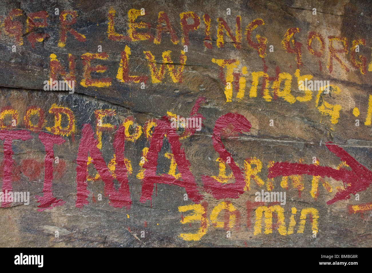 La scrittura a mano su roccia mostra il modo per un backpacker's guest house sul TLG trek in Yunnan in Cina Foto Stock