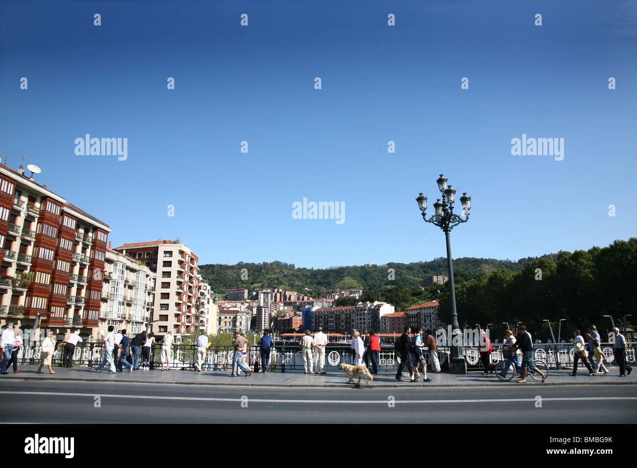 Ponte sul fiume Nervion di Bilbao a old town Foto Stock