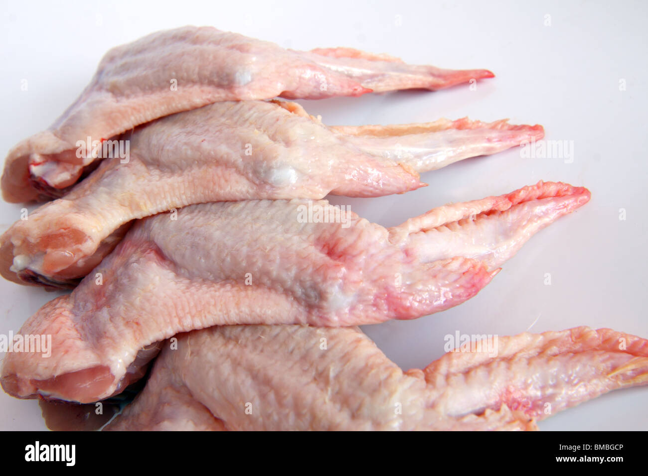 Materie di ali di pollo su sfondo bianco Foto Stock