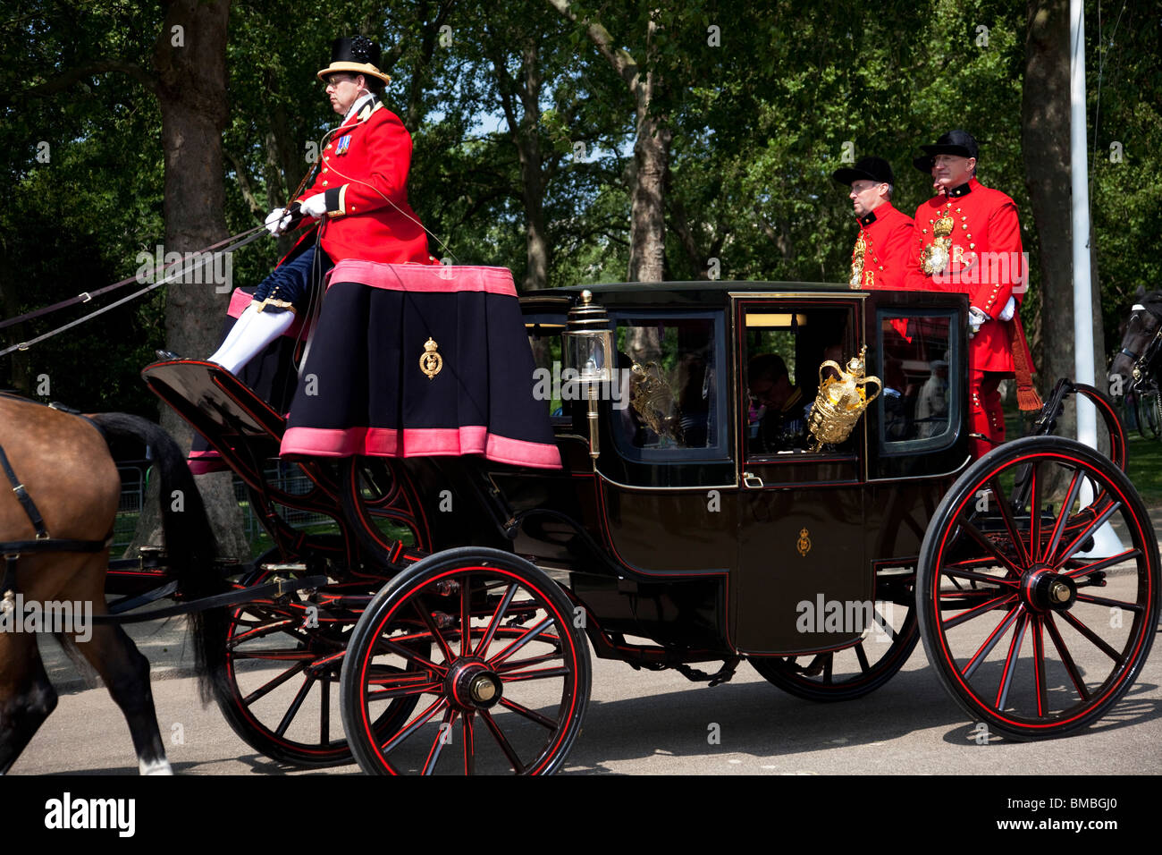 Corteo reale per la apertura della condizione del Parlamento di Londra. Accompagnata in processione dal suo stato corona e un golden macis Foto Stock