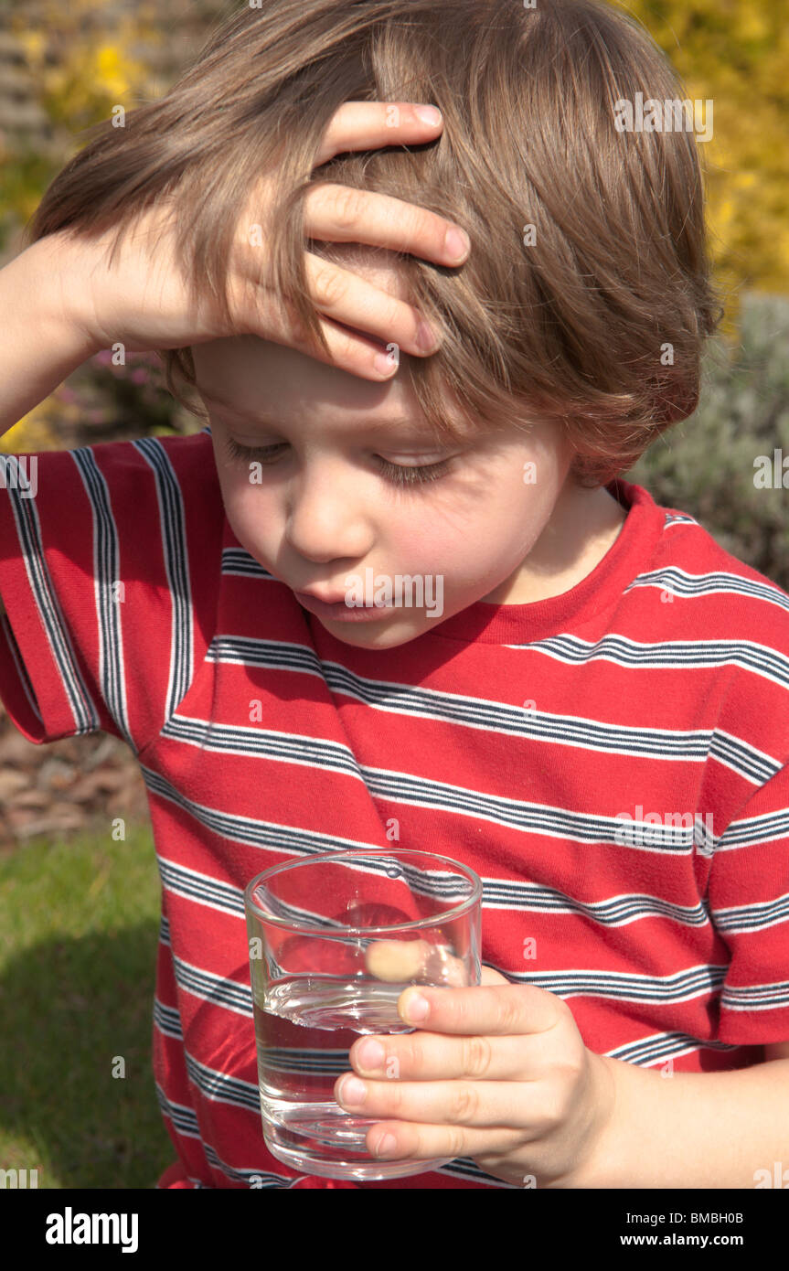 Quattro anni di old boy sensazione calda e acqua potabile da un vetro a raffreddare. Foto Stock