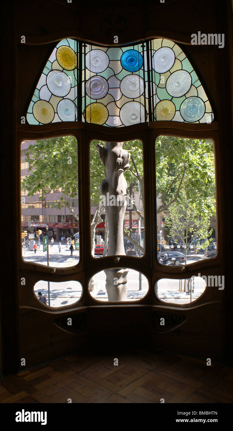 Vetro colorato nella finestra INTERNA IN CASA BATTLO Barcellona che si affacciano sulla PASSIG DE GRACIA Foto Stock