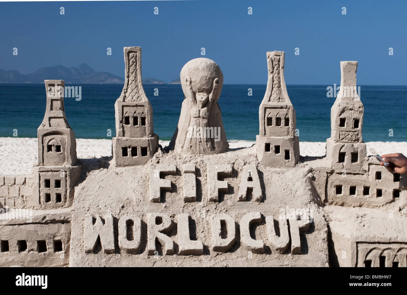 Coppa del Mondo FIFA scolpito di sabbia sulla spiaggia di Copacabana a Rio de Janeiro Foto Stock