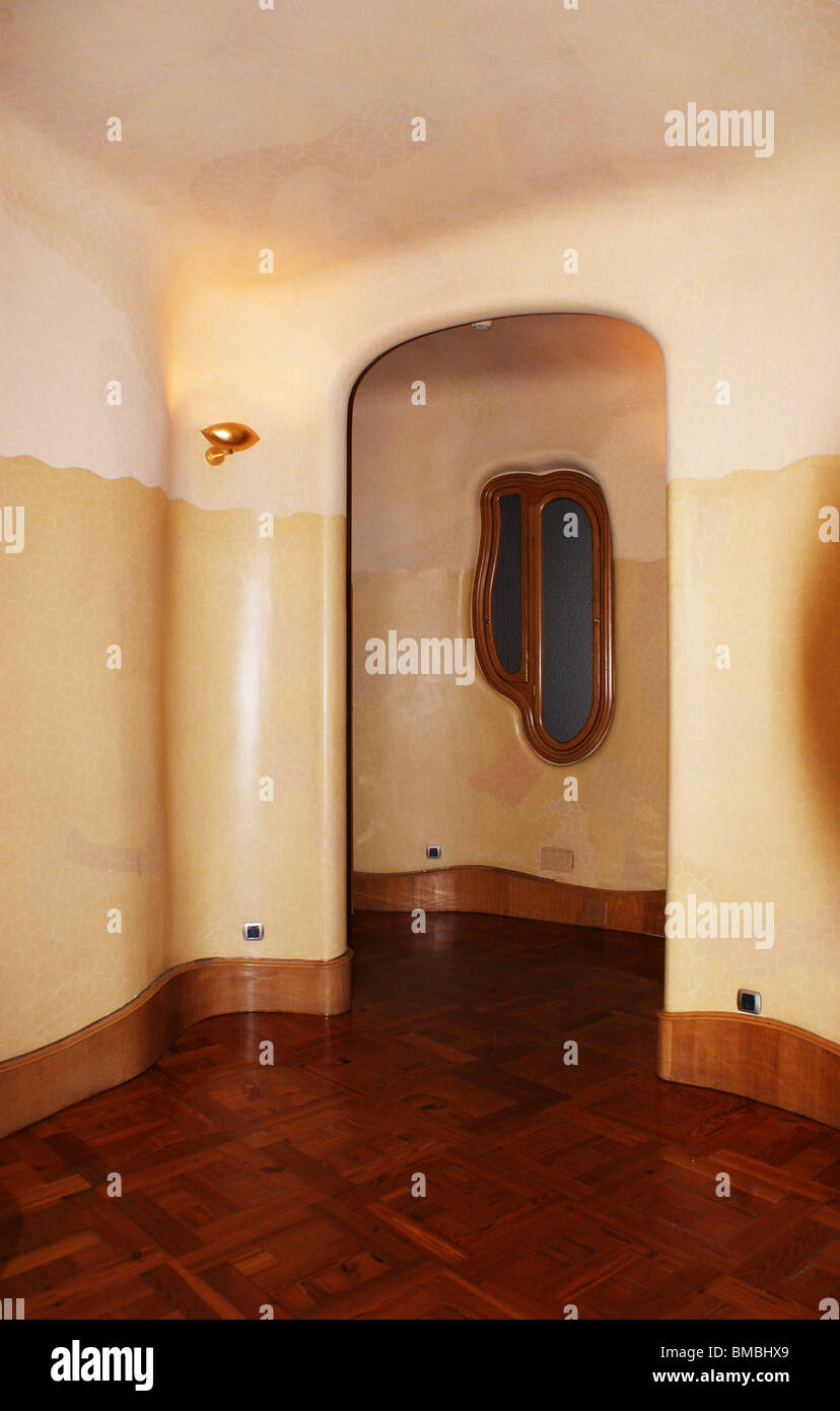 ANTONI GAUDI ARCHITETTURA CASA BATTLO PORTA INTERNA E FINESTRA BARCELLONA SPAGNA Foto Stock