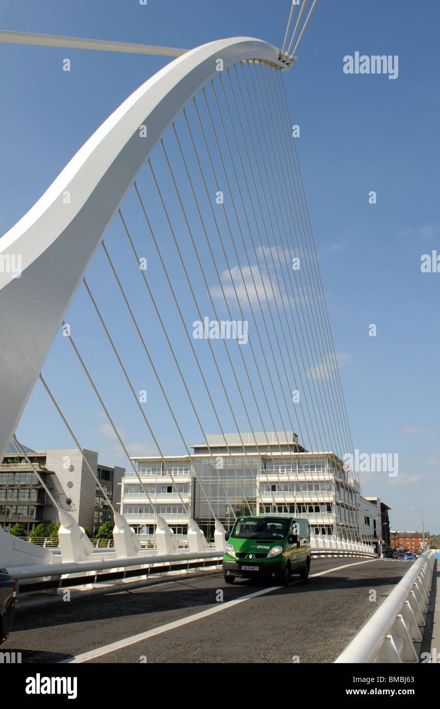 Samuel Beckett Bridge Docklands Dublino Irlanda un green post office veicolo transitante sopra Foto Stock