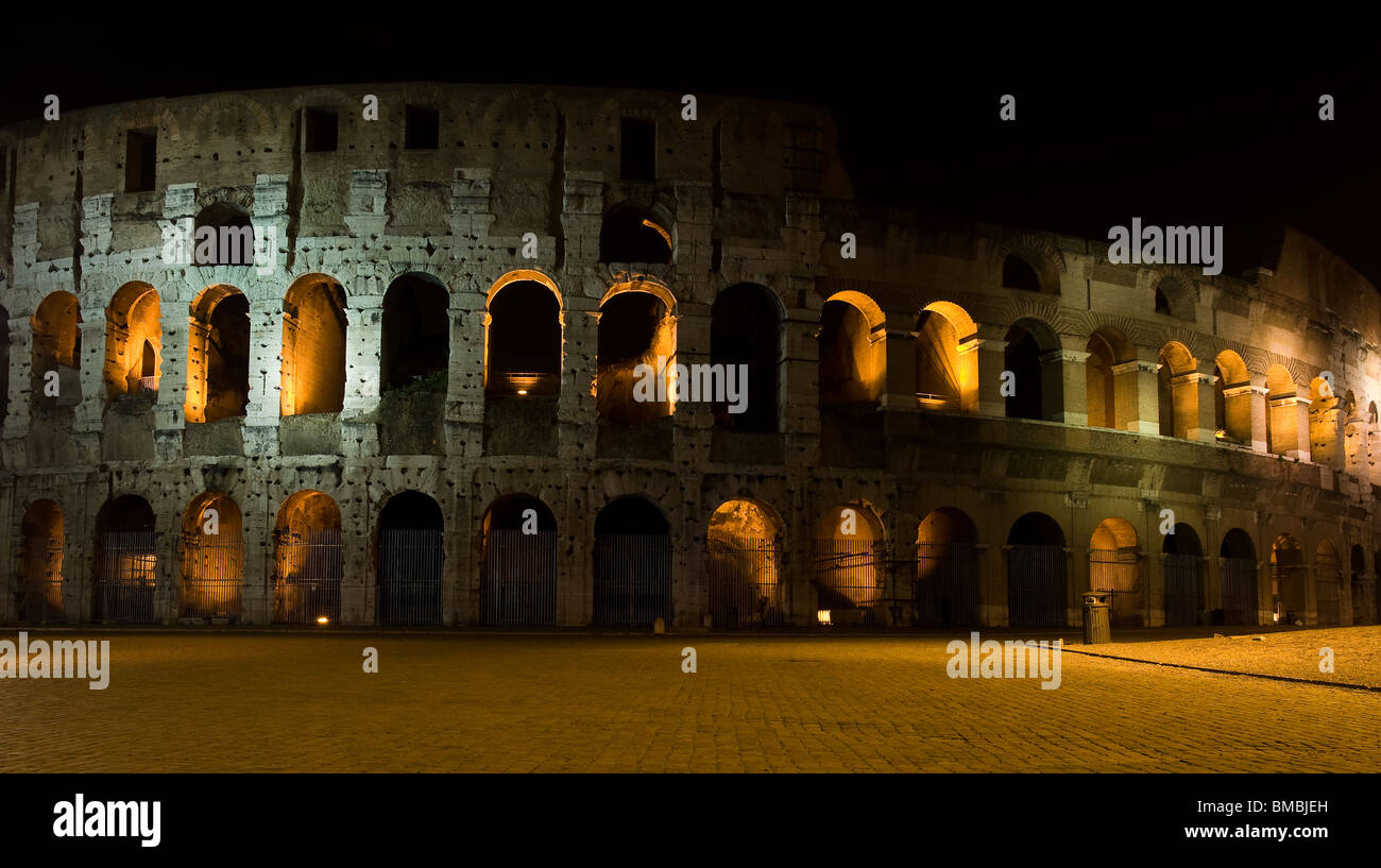 Colosseo di notte, Anfiteatro flaviano, gladiatori concorsi, spettacoli pubblici, Roma presso la vicina Foto Stock