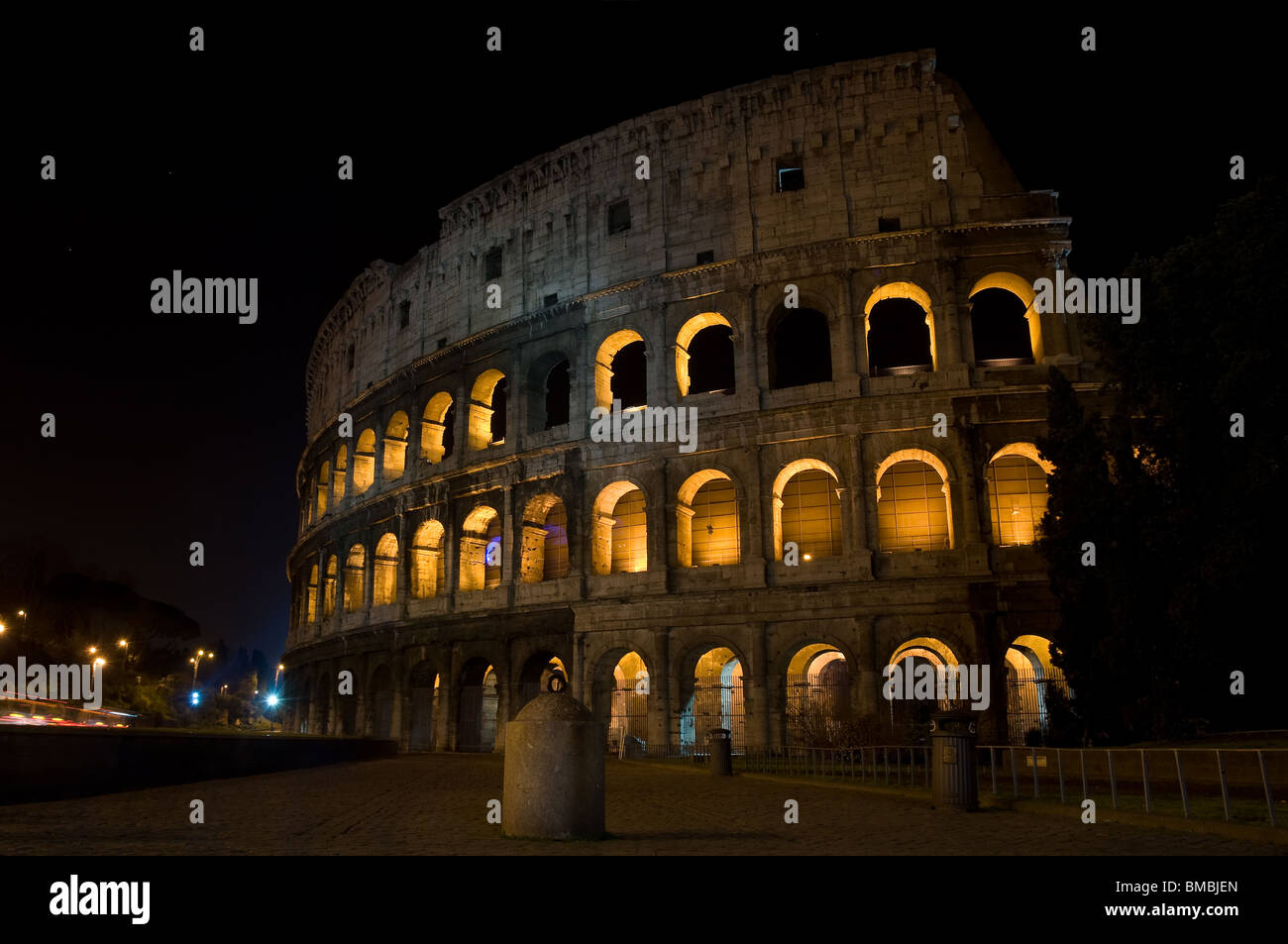 Colosseo di notte, Anfiteatro flaviano, gladiatori concorsi, spettacoli pubblici, Roma presso la vicina Foto Stock