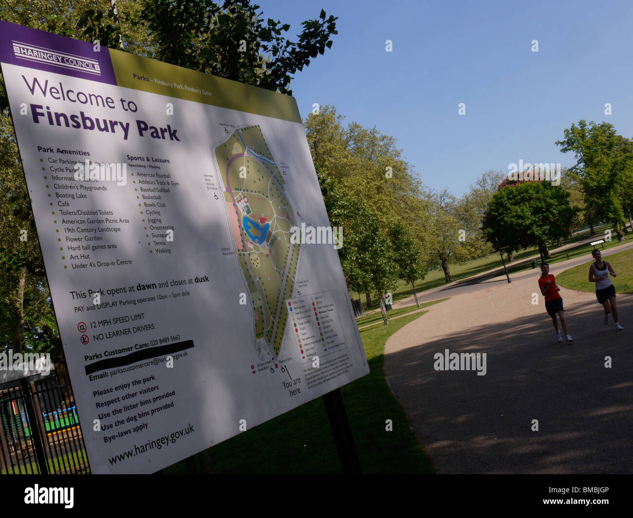 Finsbury park giardini e parco locale con gli amanti del jogging e segno, nel nord di Londra Foto Stock