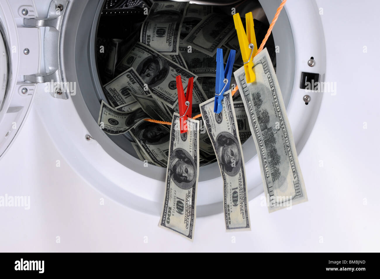 Riciclaggio di denaro concetto - 100 fatture del dollaro lavati in una lavatrice. Foto Stock