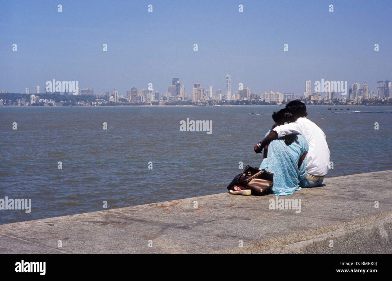 Coppia giovane a Back Bay Churchgate Mumbai India Foto Stock