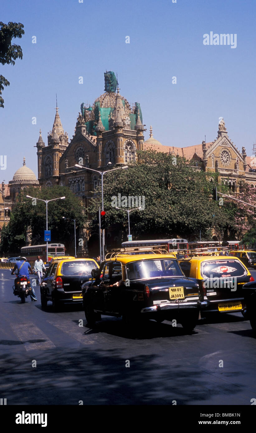 I taxi di fronte Chhatrapati Shivaji Terminus Mumbai India Foto Stock