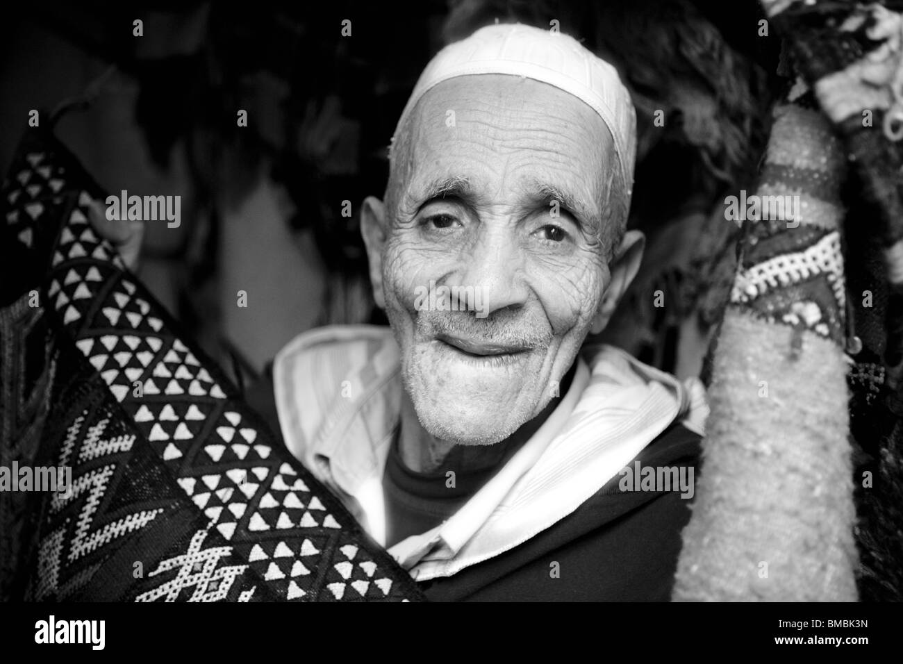 Ritratto di rug maker , souk , Marrakech , Marocco , il Nord Africa Foto Stock