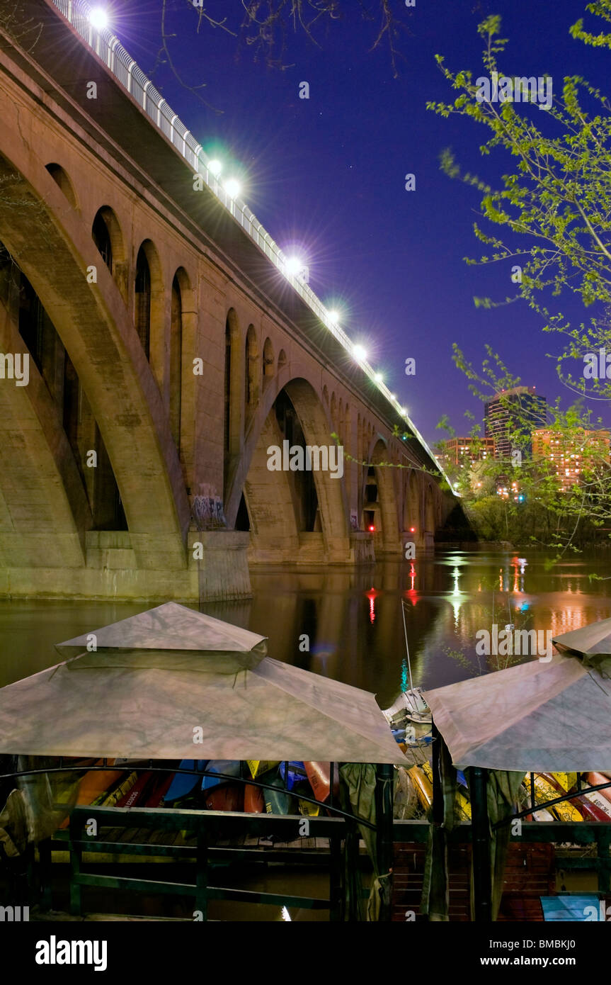 Una vista notturna di chiave Ponte sul Fiume Potomac a Washington DC Foto Stock