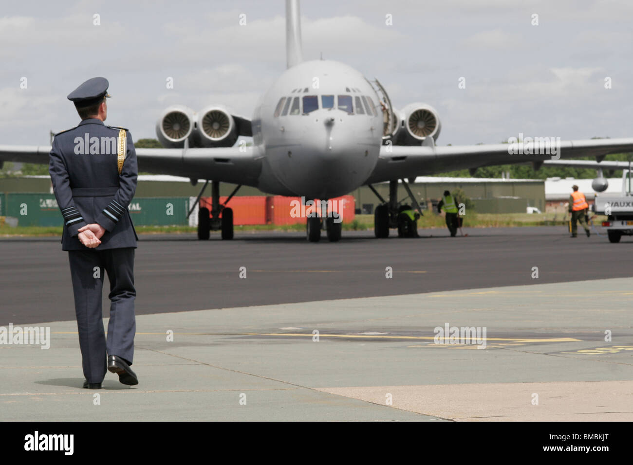 Air Chief Marshal Sir Christopher Moran sorge nella parte anteriore di un VC10 trasporti, appena tornato dalla RAF finale del tour dell'Iraq. Foto Stock