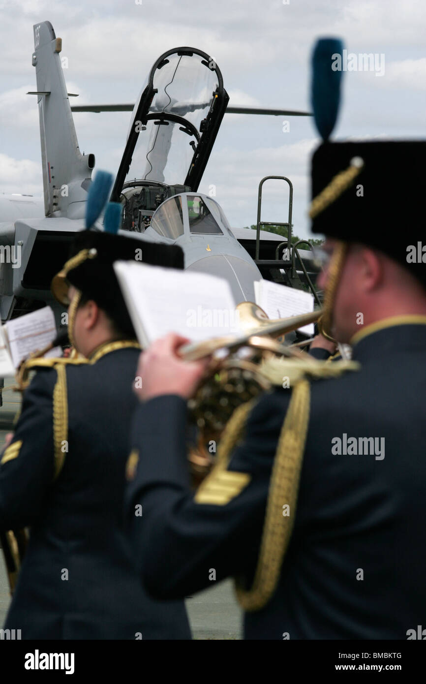 Un RAF band suona come parte di una sfilata di benvenuto 13 Squadron Royal Air Force di tornare nel Regno Unito dopo l'ultimo tour mai dell'Iraq. Foto Stock